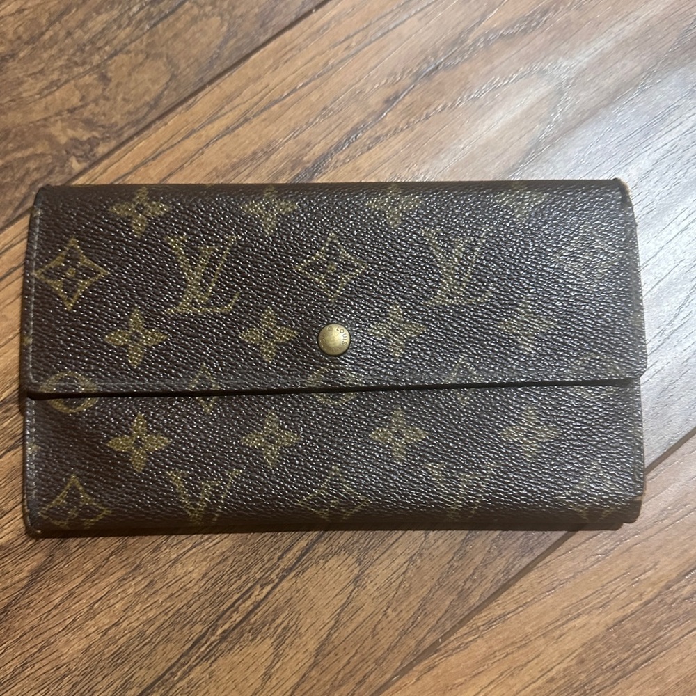 (Pending sale) AUTHENTIC Louis Vuitton wallet. Monogram pattern.